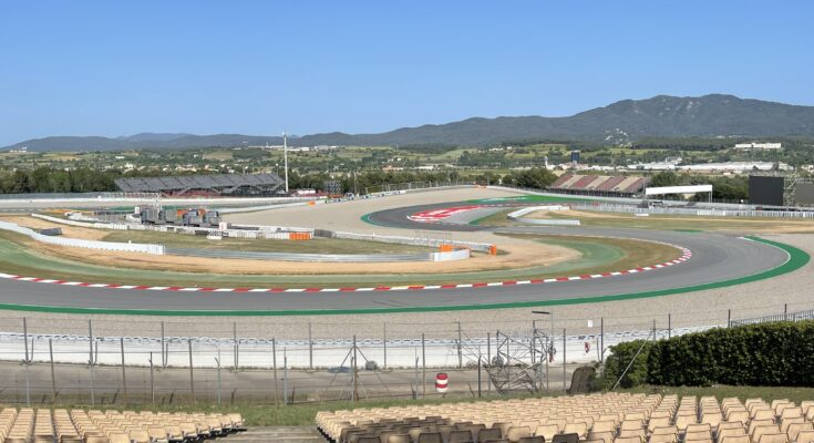 Wide picture of a Formula One racing track