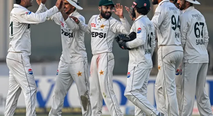 Pakistan players celebrating after a wicket