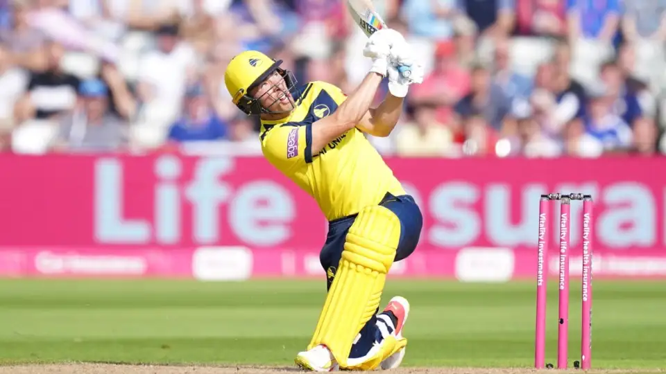 Joe Weatherly batting for Hampshire Hawks.