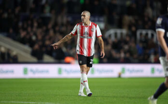 Romeu pointing to spot for other player to stand in