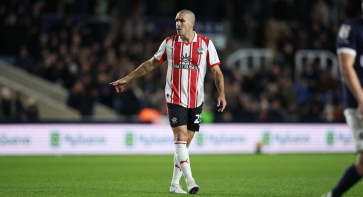 Romeu pointing to spot for other player to stand in