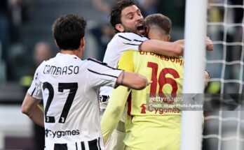 TURIN, ITALY - APRIL 06: Michele Di Gregorio of Juventus and Manuel Locatelli of Juventus celebrates during the Serie A match between Juventus FC and Genoa CFC at Allianz Stadium on April 06, 2026 in Turin, Italy. (Photo by Image Photo Agency/Getty Images)