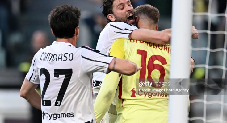 TURIN, ITALY - APRIL 06: Michele Di Gregorio of Juventus and Manuel Locatelli of Juventus celebrates during the Serie A match between Juventus FC and Genoa CFC at Allianz Stadium on April 06, 2026 in Turin, Italy. (Photo by Image Photo Agency/Getty Images)